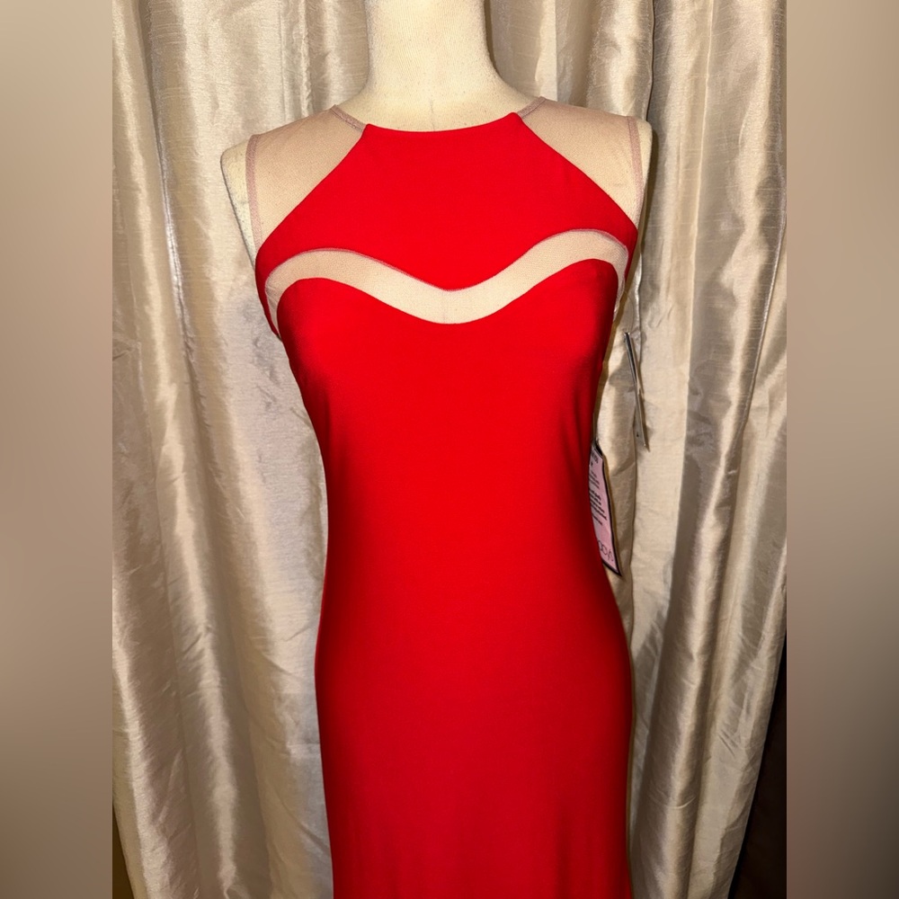 Chic Scarlet Sleeveless Gown